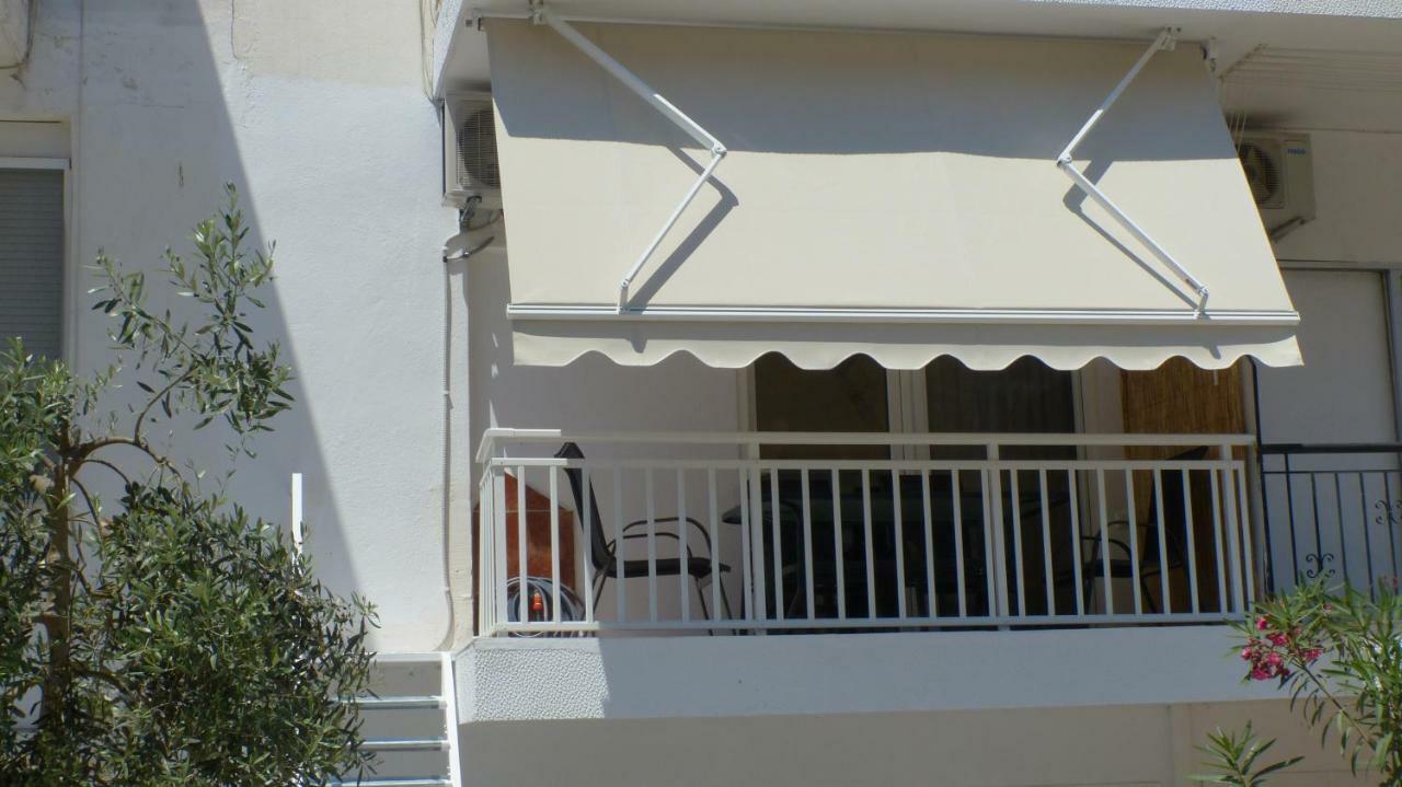 White Apartment 70M From The Sea Néa Péramos Exterior foto