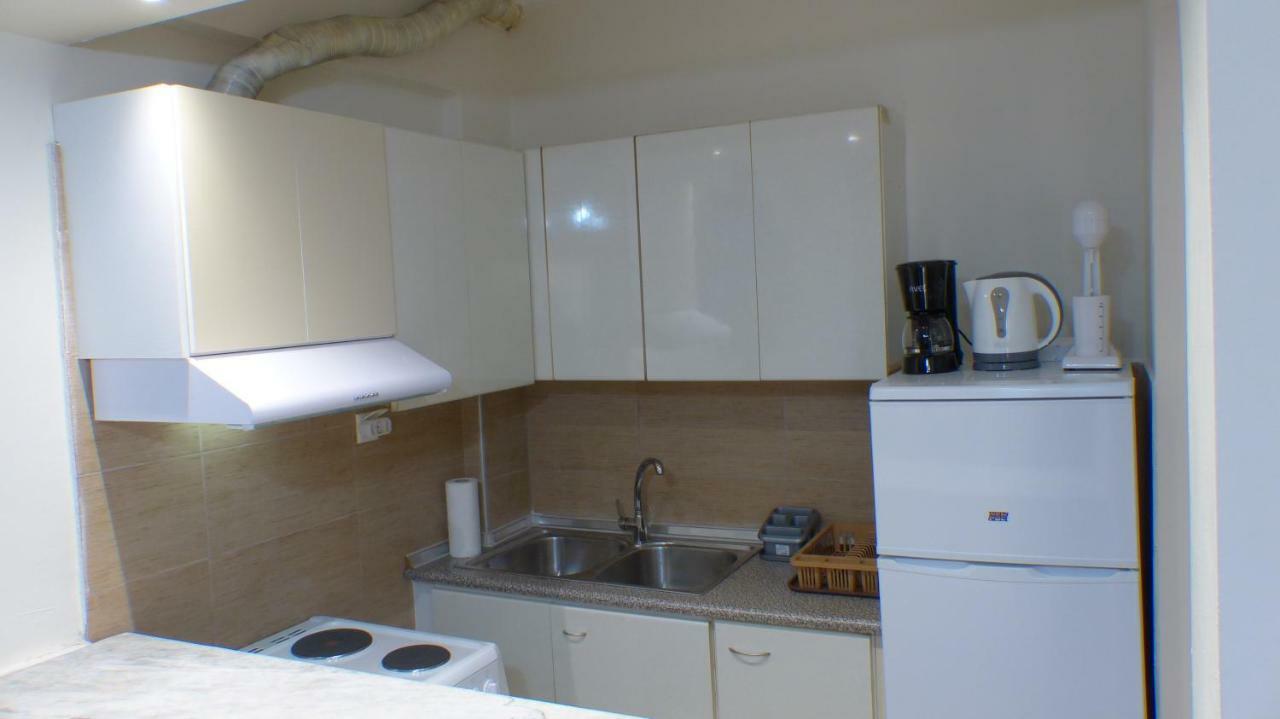 White Apartment 70M From The Sea Néa Péramos Exterior foto