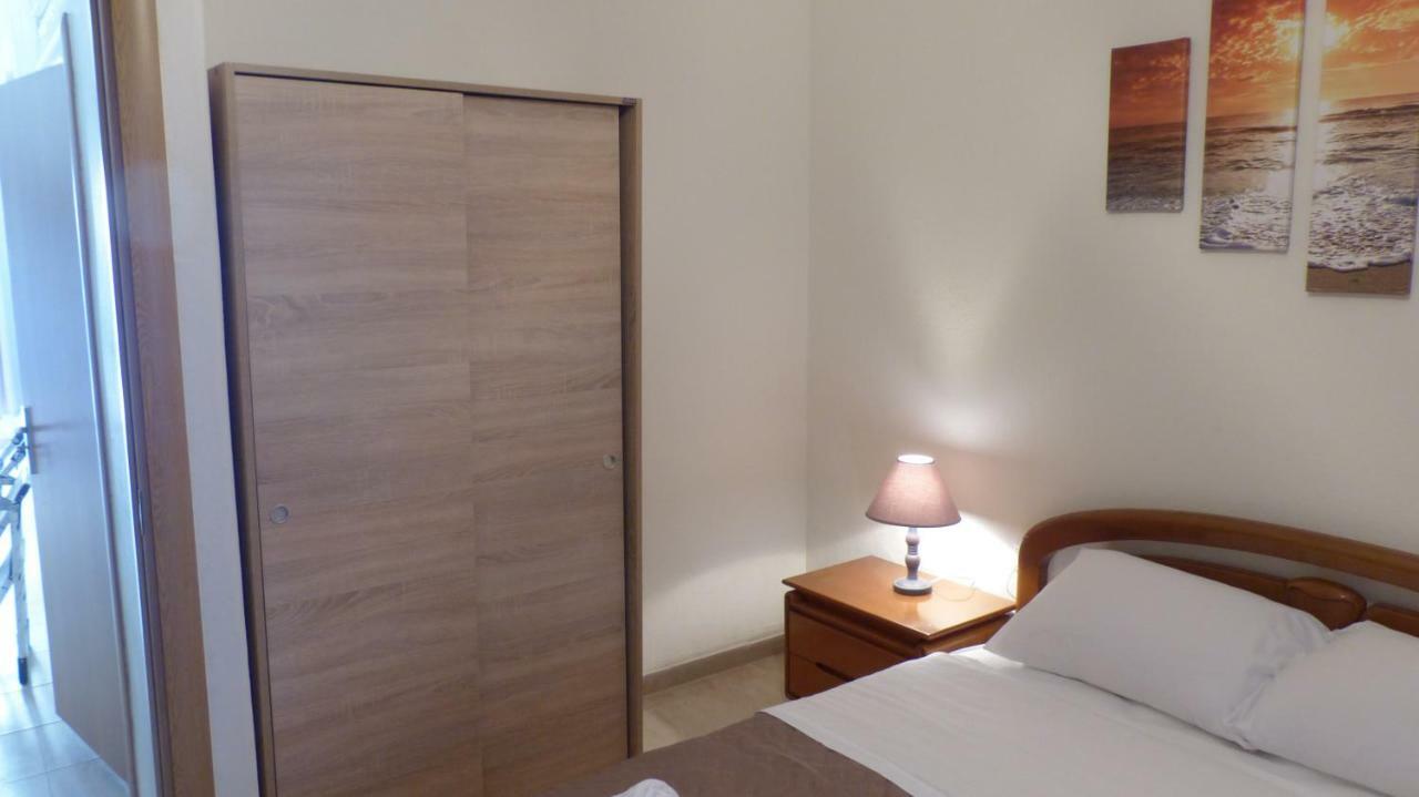 White Apartment 70M From The Sea Néa Péramos Exterior foto